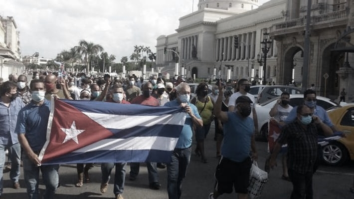 Manifestanti sfilano davanti al Campidoglio all'Avana